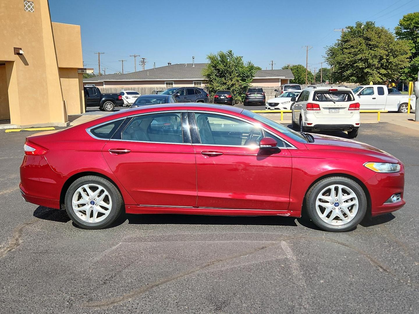 2016 Ruby Red Metallic Tinted Clearcoat /Charcoal Black, cloth Ford Fusion SE (3FA6P0HD3GR) with an ENGINE: 1.5L ECOBOOST engine, located at 4711 Ave Q, Lubbock, TX, 79412, (806) 687-2362, 33.551304, -101.855293 - Photo#4