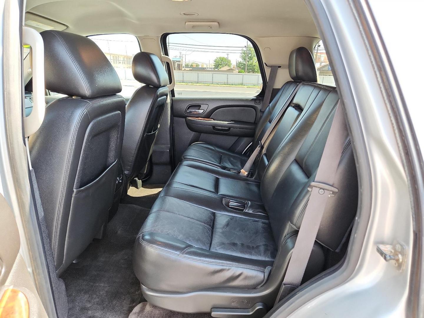 2013 Silver Ice Metallic /Ebony Leather Interior Chevrolet Tahoe LT (1GNSCBE05DR) with an ENGINE, VORTEC 5.3L V8 SFI FLEXFUEL engine, located at 4711 Ave Q, Lubbock, TX, 79412, (806) 687-2362, 33.551304, -101.855293 - Photo#10