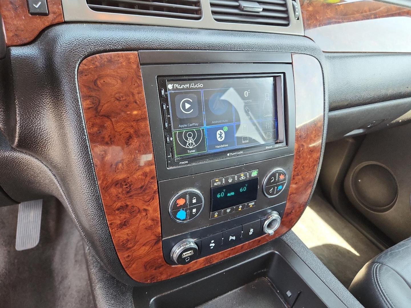 2013 Silver Ice Metallic /Ebony Leather Interior Chevrolet Tahoe LT (1GNSCBE05DR) with an ENGINE, VORTEC 5.3L V8 SFI FLEXFUEL engine, located at 4711 Ave Q, Lubbock, TX, 79412, (806) 687-2362, 33.551304, -101.855293 - Photo#16