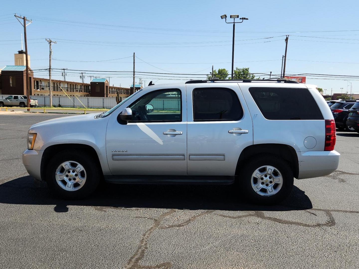 2013 Silver Ice Metallic /Ebony Leather Interior Chevrolet Tahoe LT (1GNSCBE05DR) with an ENGINE, VORTEC 5.3L V8 SFI FLEXFUEL engine, located at 4711 Ave Q, Lubbock, TX, 79412, (806) 687-2362, 33.551304, -101.855293 - Photo#1