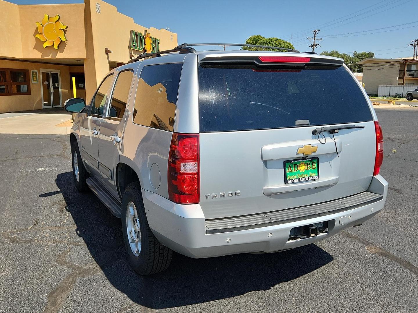 2013 Silver Ice Metallic /Ebony Leather Interior Chevrolet Tahoe LT (1GNSCBE05DR) with an ENGINE, VORTEC 5.3L V8 SFI FLEXFUEL engine, located at 4711 Ave Q, Lubbock, TX, 79412, (806) 687-2362, 33.551304, -101.855293 - Photo#2