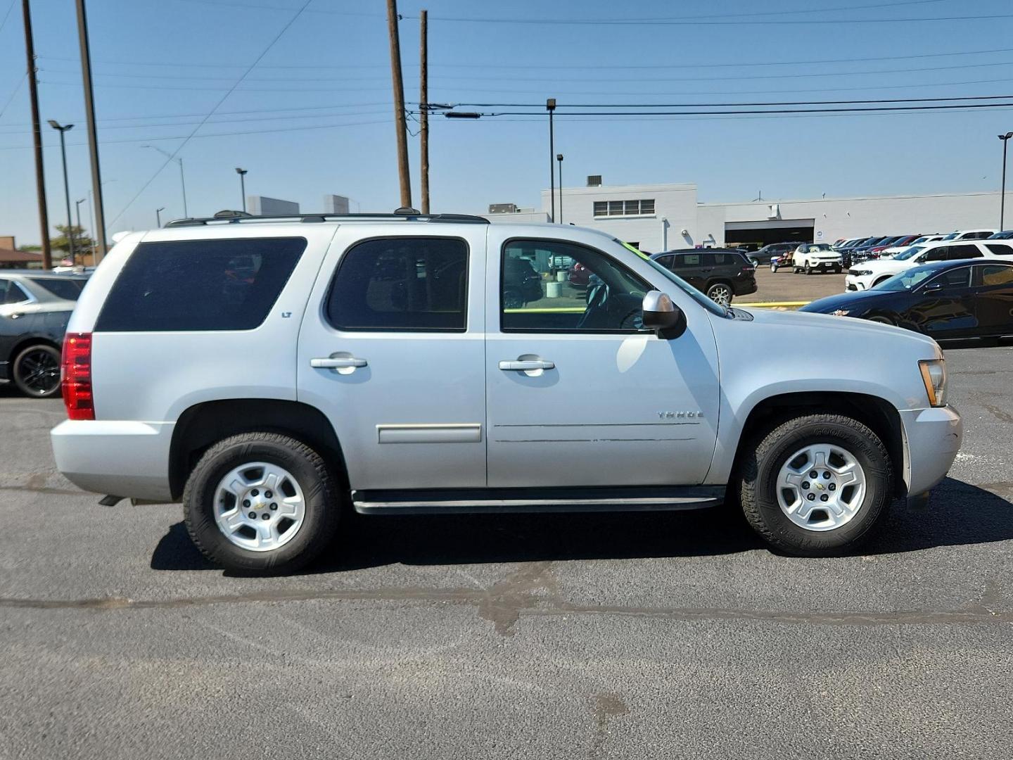 2013 Silver Ice Metallic /Ebony Leather Interior Chevrolet Tahoe LT (1GNSCBE05DR) with an ENGINE, VORTEC 5.3L V8 SFI FLEXFUEL engine, located at 4711 Ave Q, Lubbock, TX, 79412, (806) 687-2362, 33.551304, -101.855293 - Photo#5