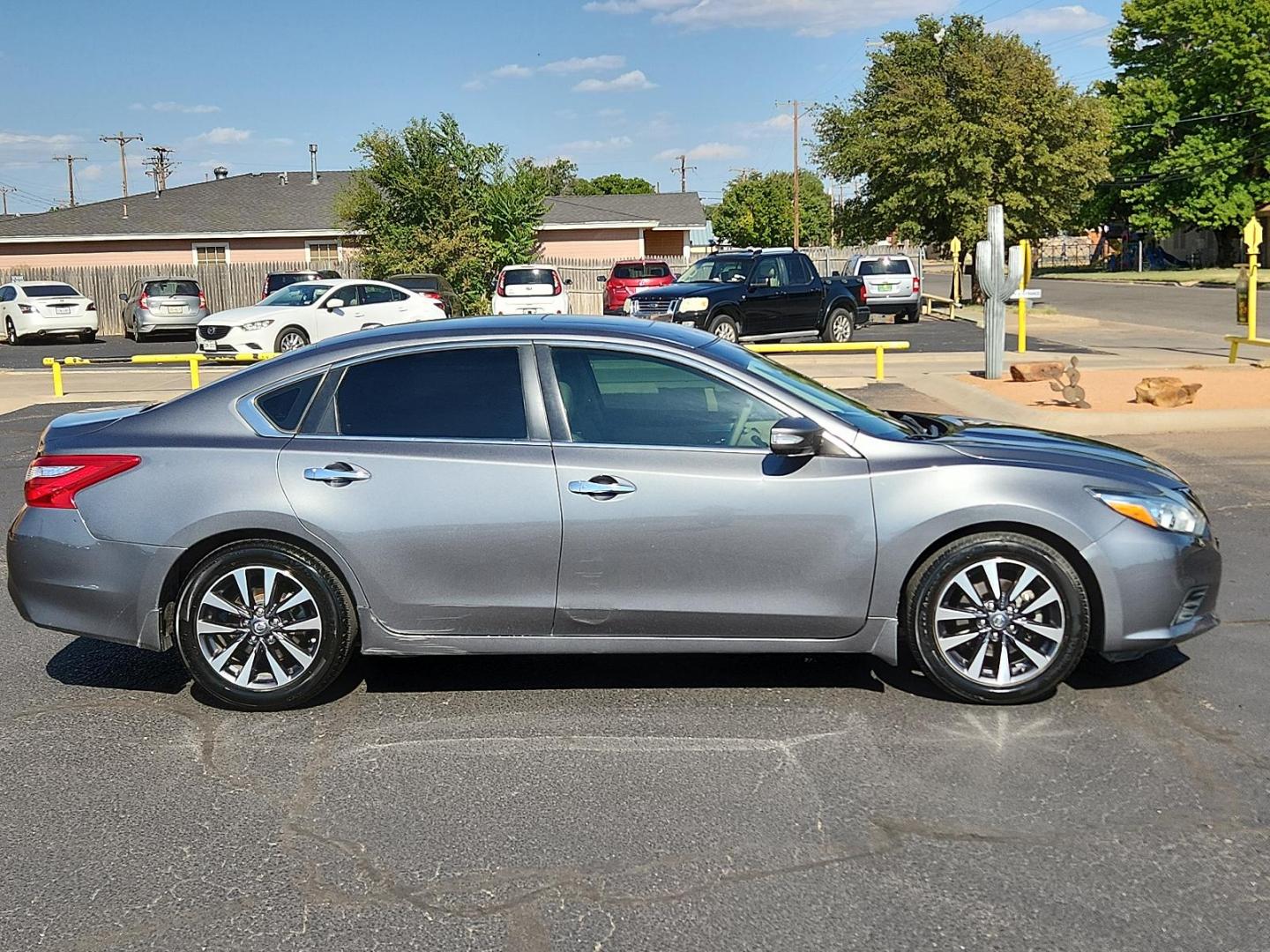 2016 Gun Metallic /Charcoal, cloth Nissan Altima 2.5 SV (1N4AL3AP9GC) with an Engine: 2.5L DOHC 16-Valve 4-Cylinder engine, located at 4711 Ave Q, Lubbock, TX, 79412, (806) 687-2362, 33.551304, -101.855293 - Photo#5