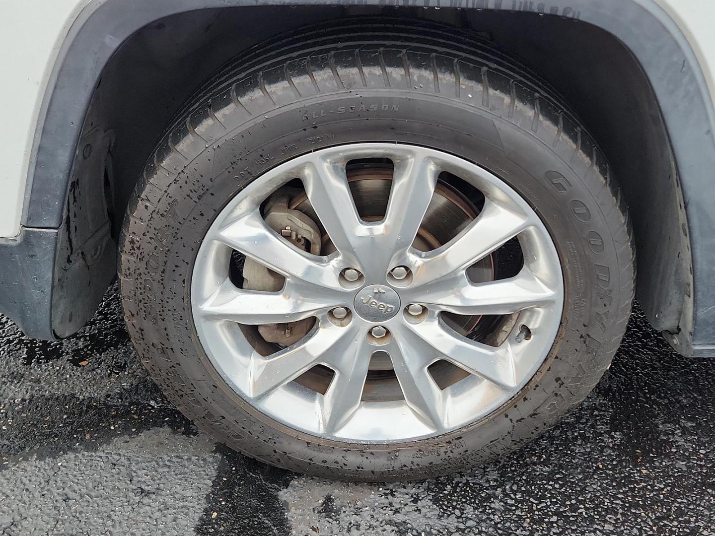 2014 Bright White Clearcoat /Black Jeep Cherokee Limited (1C4PJLDS6EW) with an ENGINE: 3.2L V6 24V VVT engine, located at 4711 Ave Q, Lubbock, TX, 79412, (806) 687-2362, 33.551304, -101.855293 - Photo#6