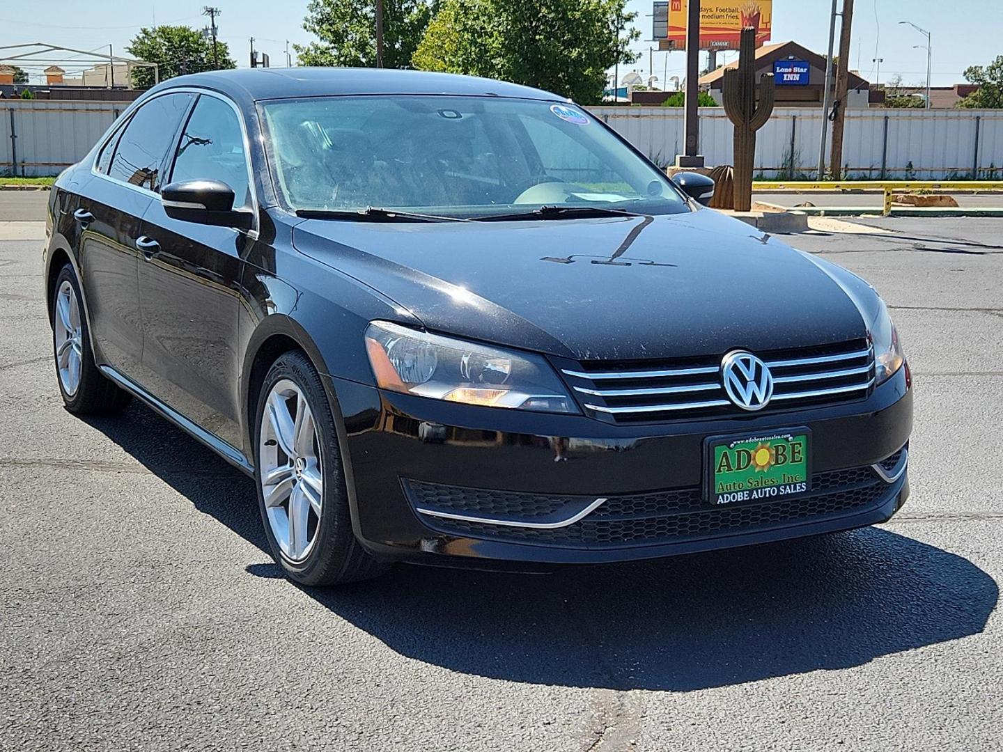 2014 Platinum Gray Metallic /Titan Black Volkswagen Passat SE w/Sunroof (1VWBT7A35EC) with an Engine: 1.8L 4-Cylinder DOHC engine, located at 4711 Ave Q, Lubbock, TX, 79412, (806) 687-2362, 33.551304, -101.855293 - Photo#5