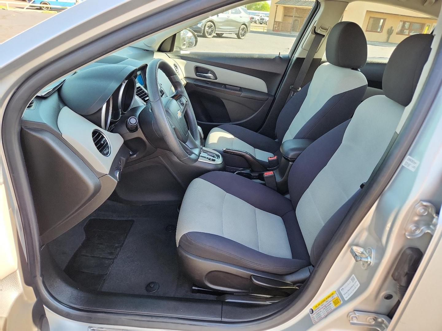 2015 Silver Ice Metallic /Jet Black/Medium Titanium, premium cloth Chevrolet Cruze LS (1G1PA5SG4F7) with an ENGINE, ECOTEC 1.8L VARIABLE VALVE TIMING DOHC 4-CYLINDER SEQUENTIAL MFI engine, located at 4711 Ave Q, Lubbock, TX, 79412, (806) 687-2362, 33.551304, -101.855293 - Photo#9