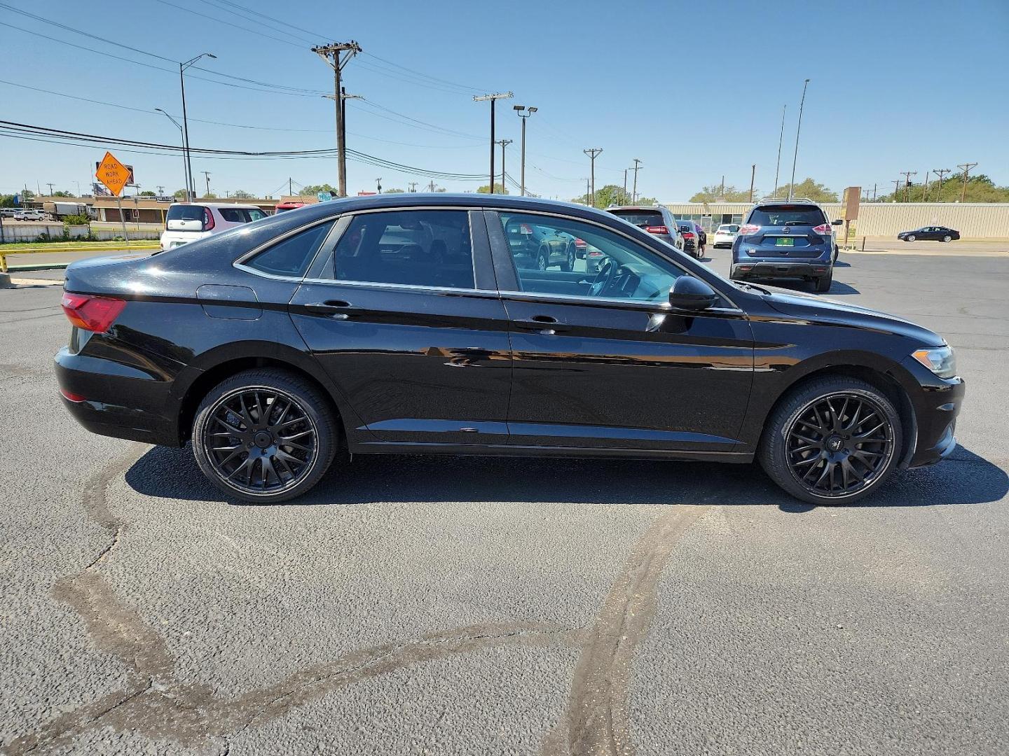 2019 Black Uni /Titan Black, cloth Volkswagen Jetta SE (3VWC57BU8KM) with an Engine: 1.4L TSI I-4 Turbocharged -inc: DOHC 16-valve, direct fuel injection engine, located at 4711 Ave Q, Lubbock, TX, 79412, (806) 687-2362, 33.551304, -101.855293 - Photo#4