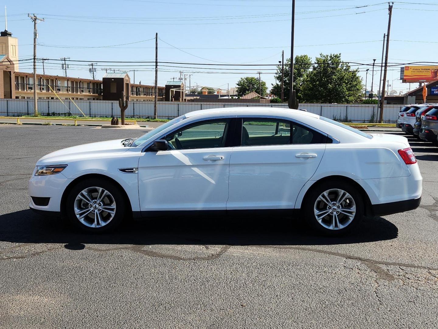 2016 Oxford White /Dune, cloth Ford Taurus SE (1FAHP2D83GG) with an ENGINE: 3.5L TI-VCT V6 (FFV) engine, located at 4711 Ave Q, Lubbock, TX, 79412, (806) 687-2362, 33.551304, -101.855293 - Photo#1