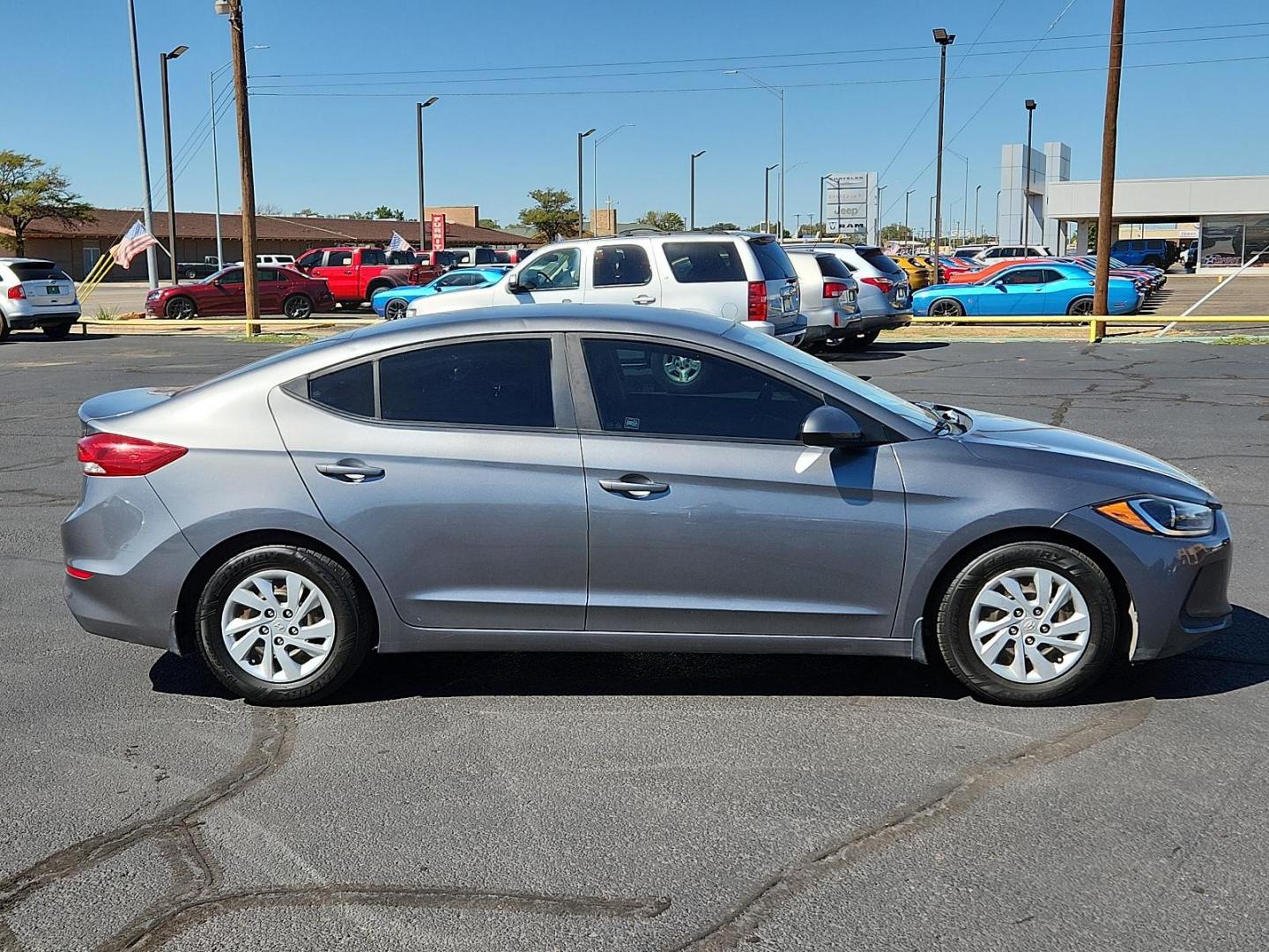 2018 Machine Gray /Gray, cloth Hyundai Elantra SE (5NPD74LF1JH) with an Engine: 2.0L DOHC 16V 4-Cylinder D-CVVT MPI engine, located at 4711 Ave Q, Lubbock, TX, 79412, (806) 687-2362, 33.551304, -101.855293 - Photo#4