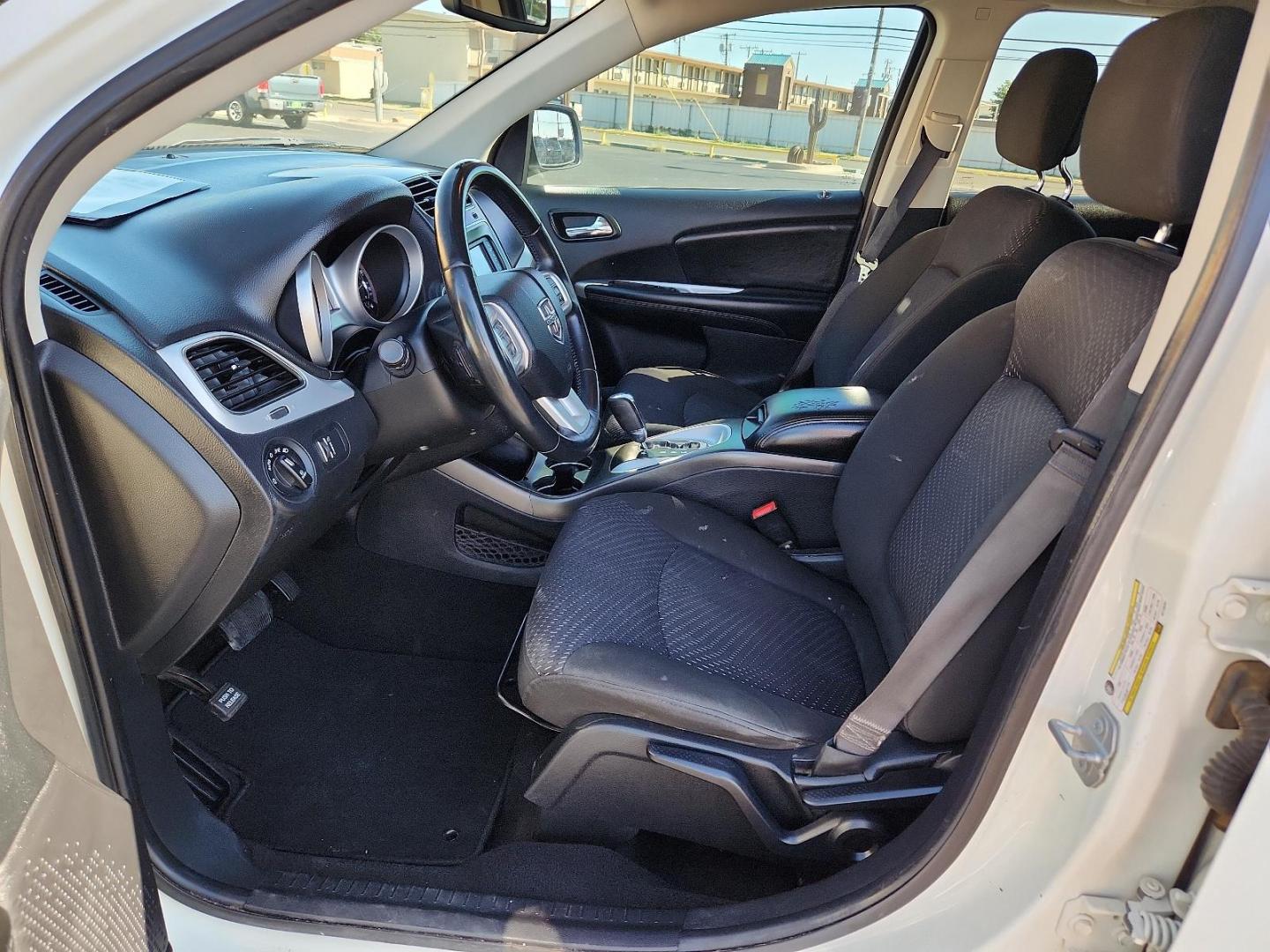 2019 Vice White /Black, premium cloth Dodge Journey SE (3C4PDCBB4KT) with an ENGINE: 2.4L I4 DOHC 16V DUAL VVT engine, located at 4711 Ave Q, Lubbock, TX, 79412, (806) 687-2362, 33.551304, -101.855293 - Photo#10