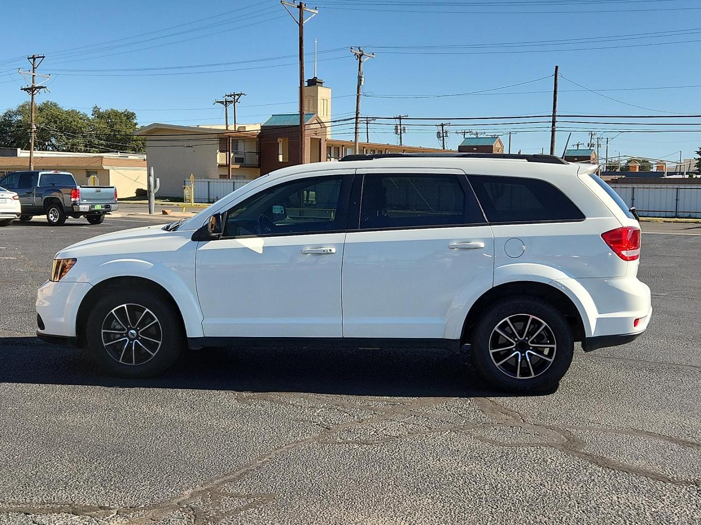 2019 Vice White /Black, premium cloth Dodge Journey SE (3C4PDCBB4KT) with an ENGINE: 2.4L I4 DOHC 16V DUAL VVT engine, located at 4711 Ave Q, Lubbock, TX, 79412, (806) 687-2362, 33.551304, -101.855293 - Photo#1