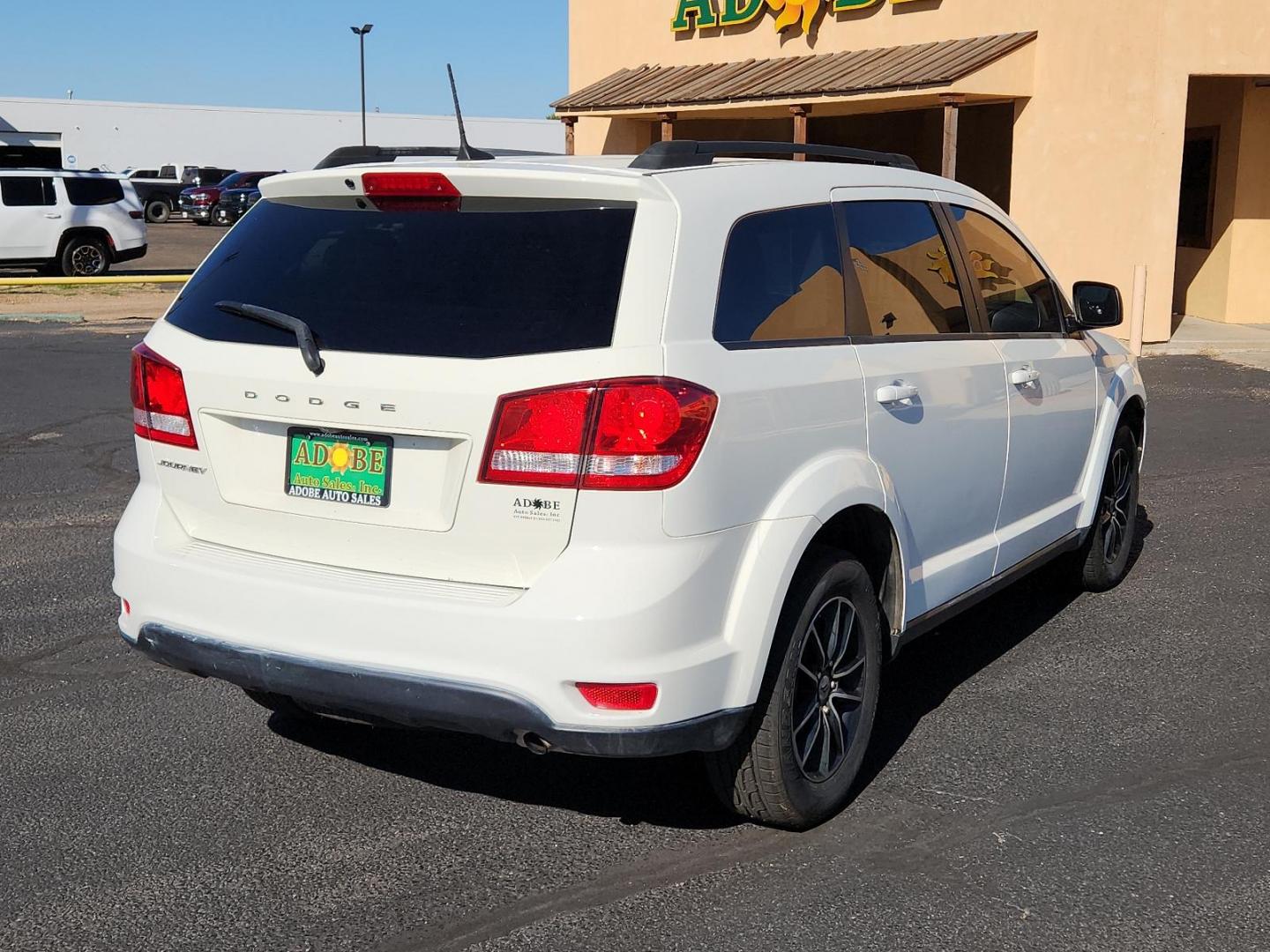 2019 Vice White /Black, premium cloth Dodge Journey SE (3C4PDCBB4KT) with an ENGINE: 2.4L I4 DOHC 16V DUAL VVT engine, located at 4711 Ave Q, Lubbock, TX, 79412, (806) 687-2362, 33.551304, -101.855293 - Photo#3