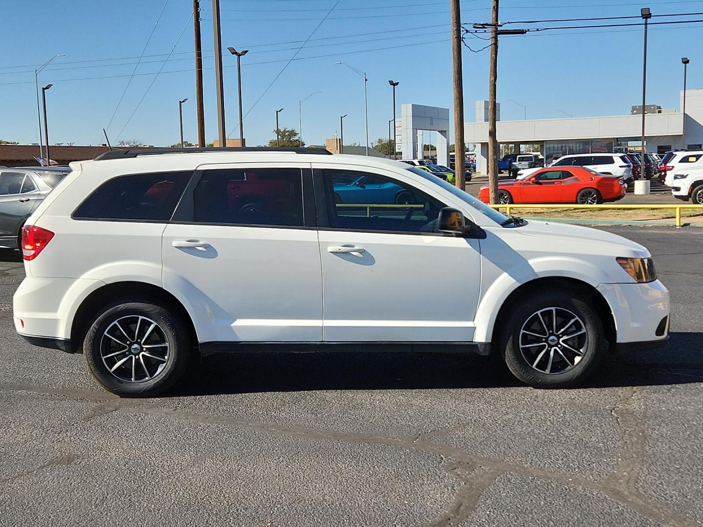 2019 Vice White /Black, premium cloth Dodge Journey SE (3C4PDCBB4KT) with an ENGINE: 2.4L I4 DOHC 16V DUAL VVT engine, located at 4711 Ave Q, Lubbock, TX, 79412, (806) 687-2362, 33.551304, -101.855293 - Photo#4