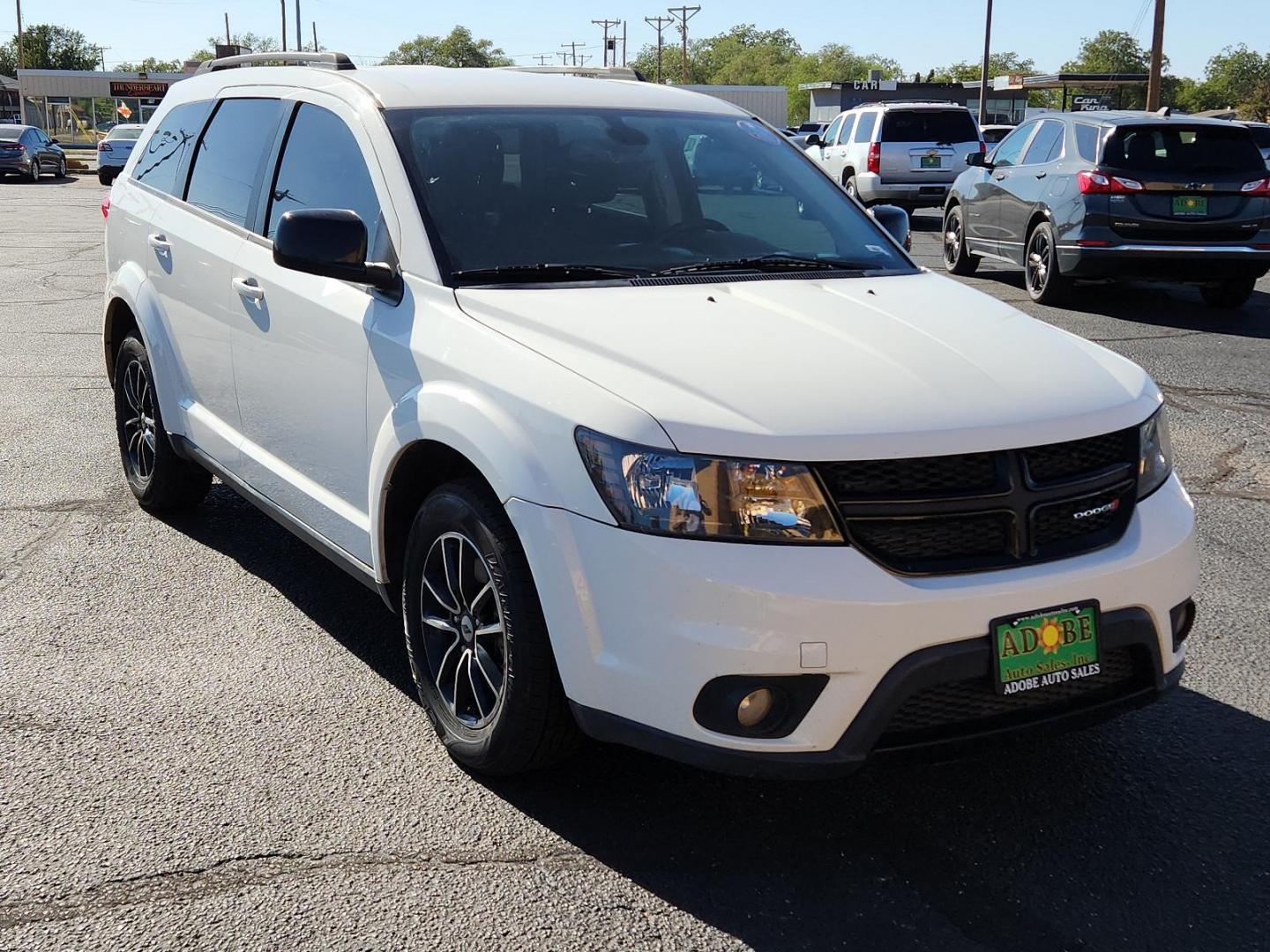 2019 Vice White /Black, premium cloth Dodge Journey SE (3C4PDCBB4KT) with an ENGINE: 2.4L I4 DOHC 16V DUAL VVT engine, located at 4711 Ave Q, Lubbock, TX, 79412, (806) 687-2362, 33.551304, -101.855293 - Photo#5