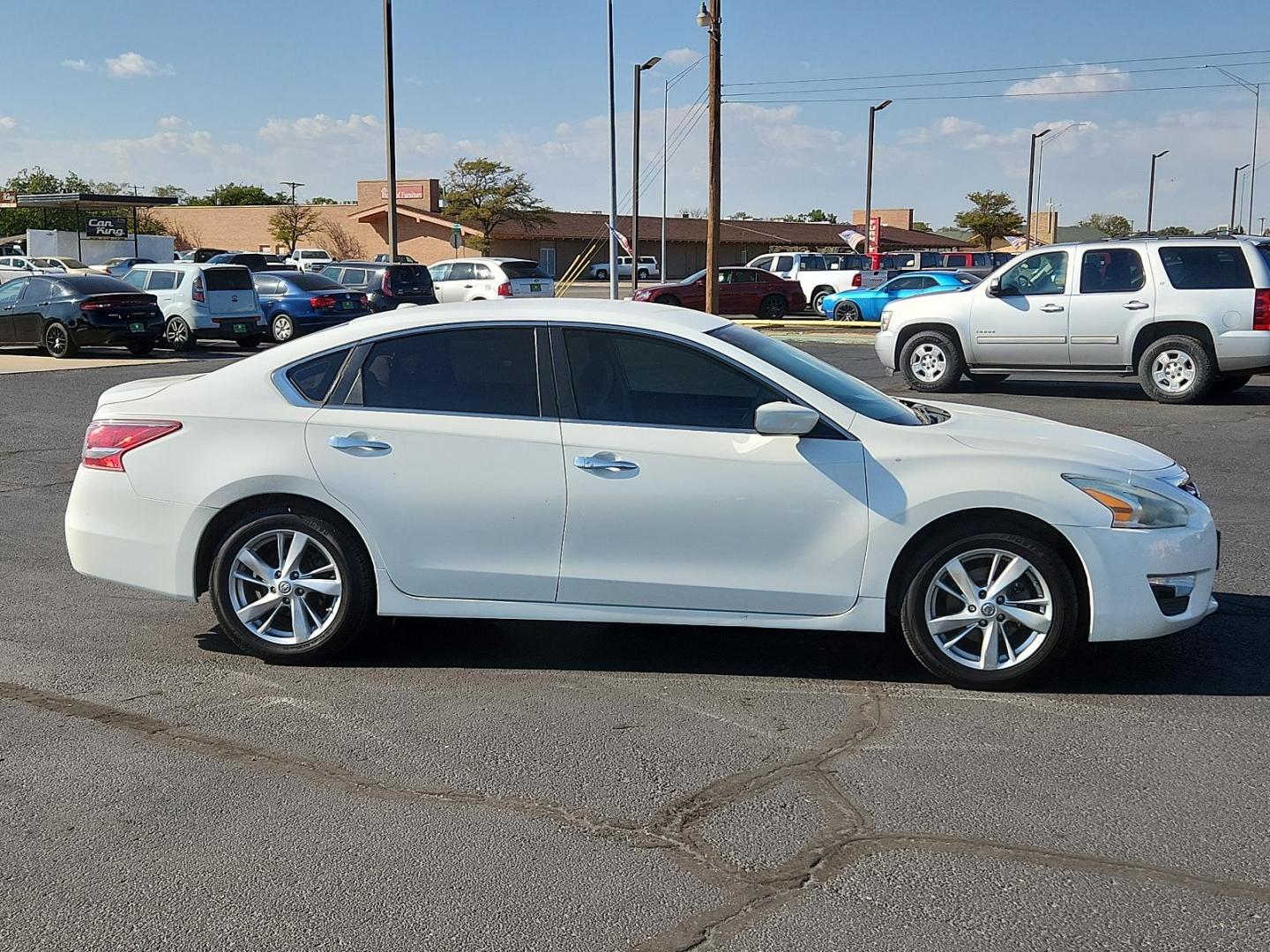 2013 Pearl White /Charcoal Cloth Interior Nissan Altima 2.5 SV (1N4AL3AP3DN) with an 2.5L DOHC 16-valve I4 engine engine, located at 4711 Ave Q, Lubbock, TX, 79412, (806) 687-2362, 33.551304, -101.855293 - Photo#4