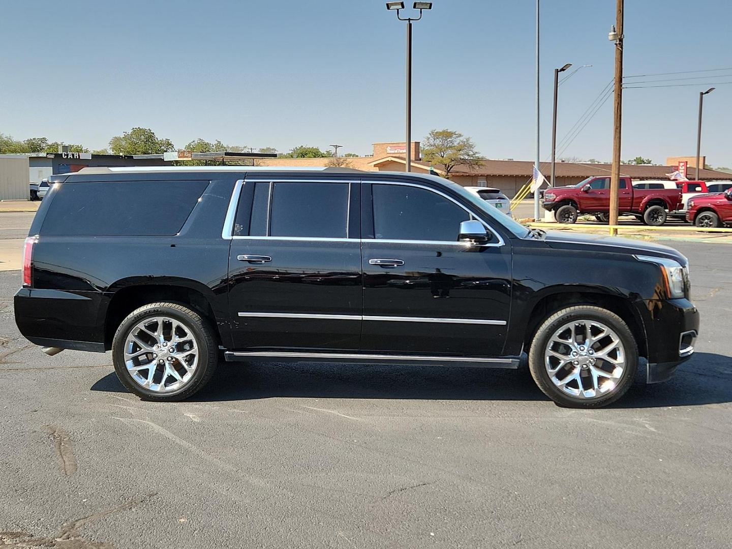 2018 Onyx Black /Jet Black, leather GMC Yukon XL Denali (1GKS2HKJ3JR) with an ENGINE, 6.2L ECOTEC3 V8 engine, located at 4711 Ave Q, Lubbock, TX, 79412, (806) 687-2362, 33.551304, -101.855293 - Photo#4