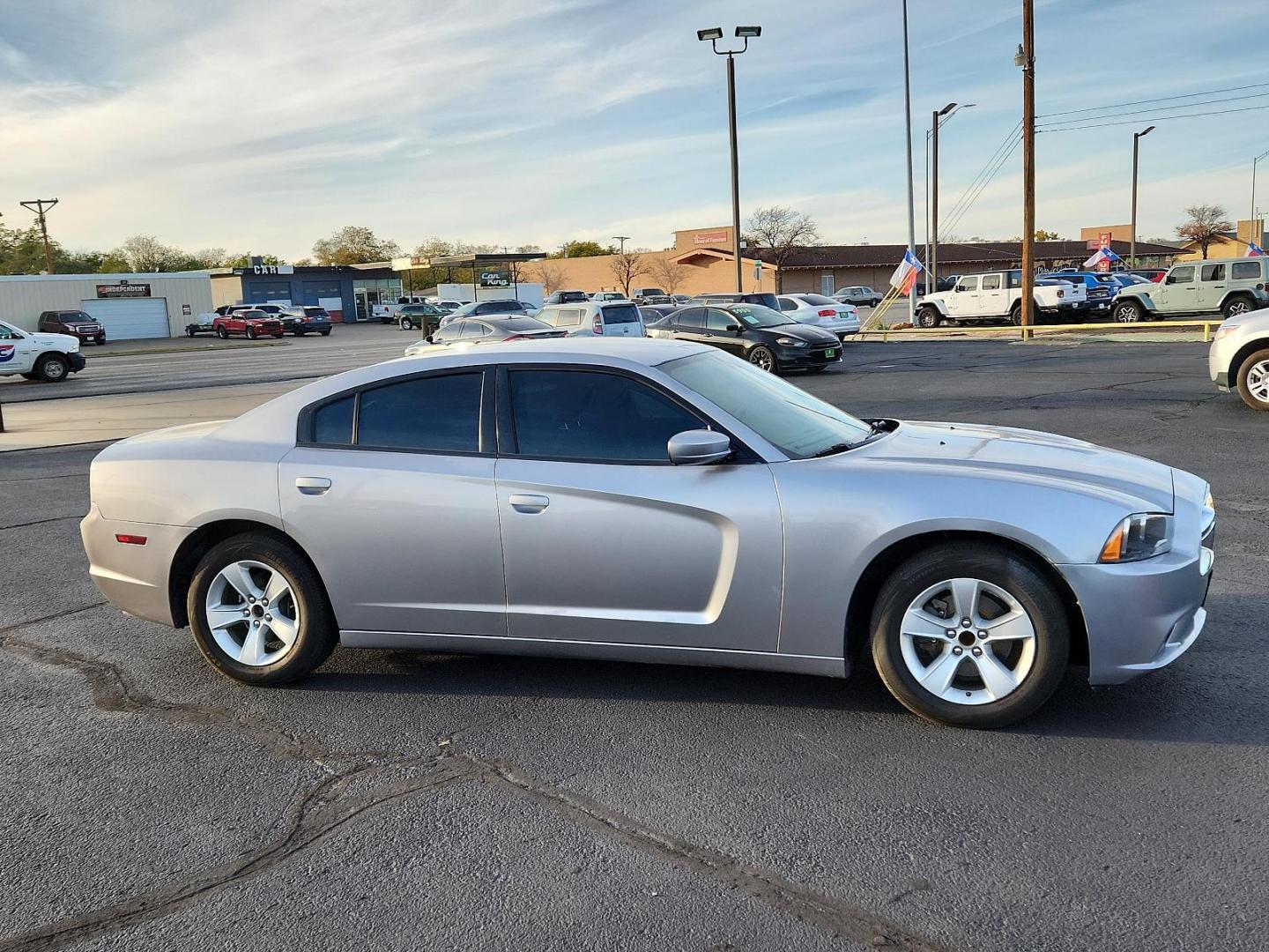 2014 Billet Silver Metallic CC Dodge Charger SE (2C3CDXBG1EH) with an ENGINE: 3.6L V6 24V VVT engine, located at 4711 Ave Q, Lubbock, TX, 79412, (806) 687-2362, 33.551304, -101.855293 - Photo#4