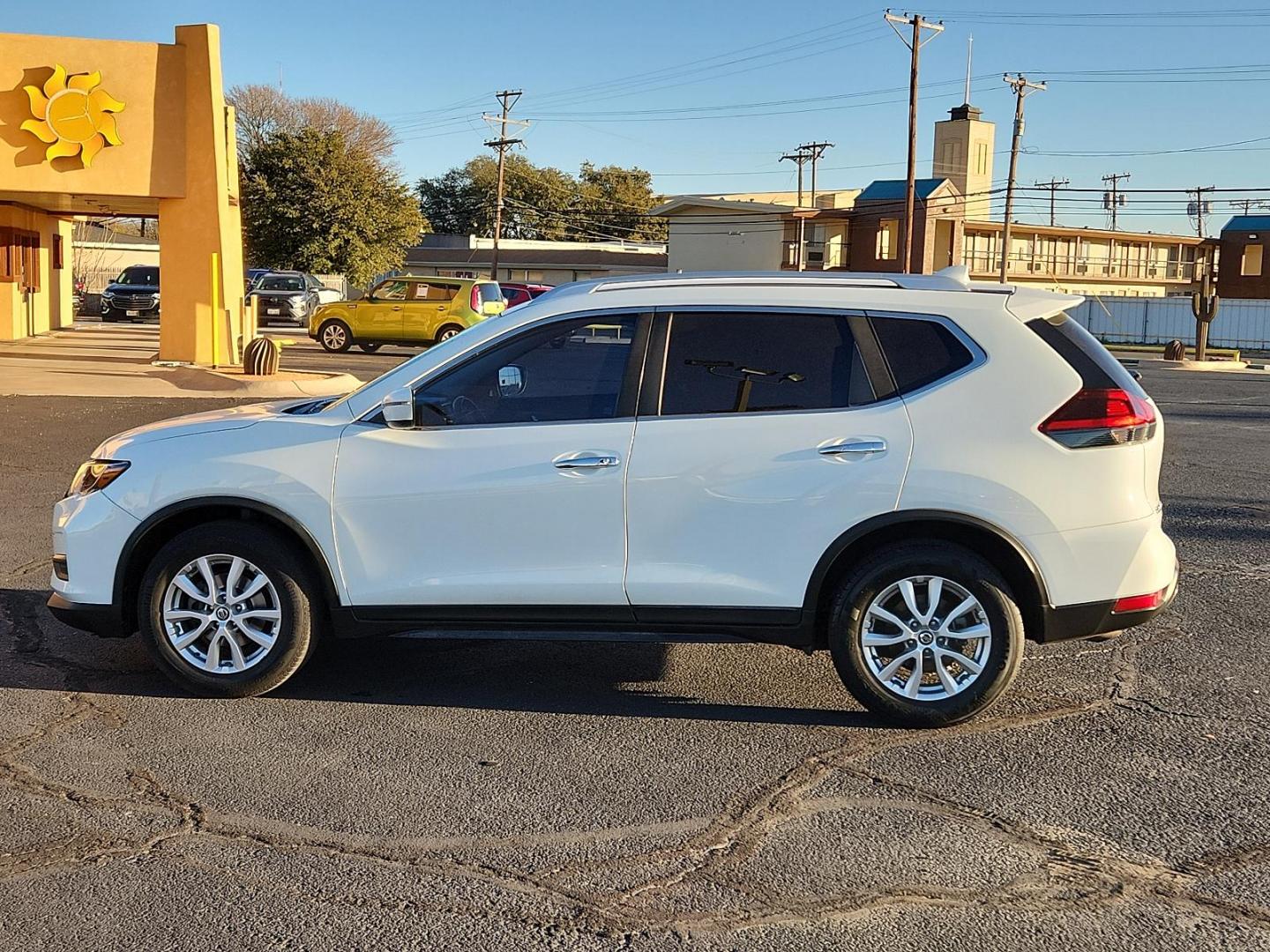 2018 Pearl White /Charcoal, cloth Nissan Rogue SV (KNMAT2MT6JP) with an Engine: 2.5L DOHC 16-Valve I4 -inc: ECO mode engine, located at 4711 Ave Q, Lubbock, TX, 79412, (806) 687-2362, 33.551304, -101.855293 - Photo#1