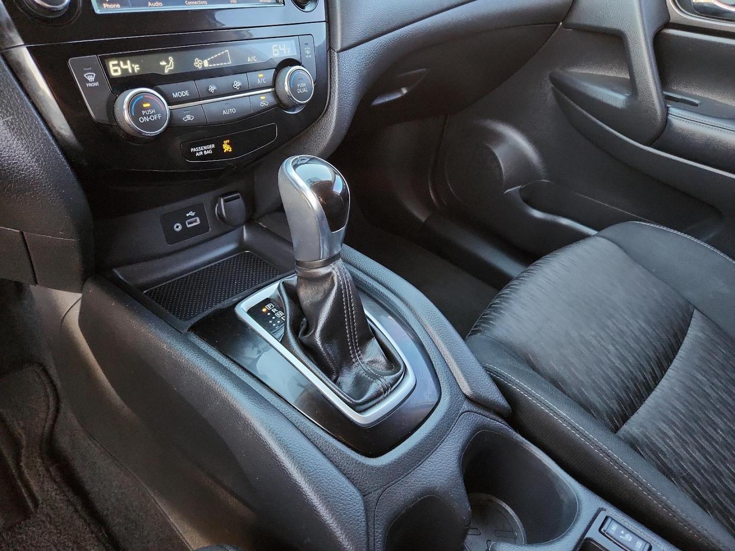 2018 Pearl White /Charcoal, cloth Nissan Rogue SV (KNMAT2MT6JP) with an Engine: 2.5L DOHC 16-Valve I4 -inc: ECO mode engine, located at 4711 Ave Q, Lubbock, TX, 79412, (806) 687-2362, 33.551304, -101.855293 - Photo#19