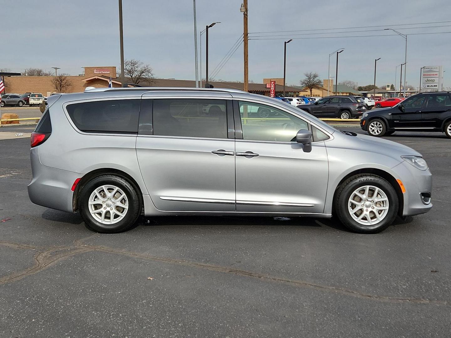 2020 SILVER Chrysler Pacifica Touring L (2C4RC1BG9LR) with an ENGINE: 3.6L V6 24V VVT UPG I W/ESS engine, located at 4711 Ave Q, Lubbock, TX, 79412, (806) 687-2362, 33.551304, -101.855293 - Photo#4