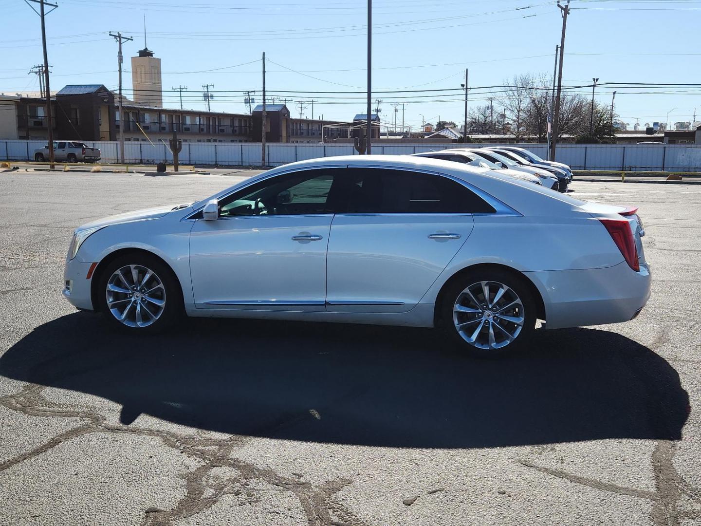 2014 White Diamond Tricoat Cadillac XTS Luxury (2G61M5S33E9) with an ENGINE, 3.6L SIDI DOHC V6 VVT engine, located at 4711 Ave Q, Lubbock, TX, 79412, (806) 687-2362, 33.551304, -101.855293 - Photo#1