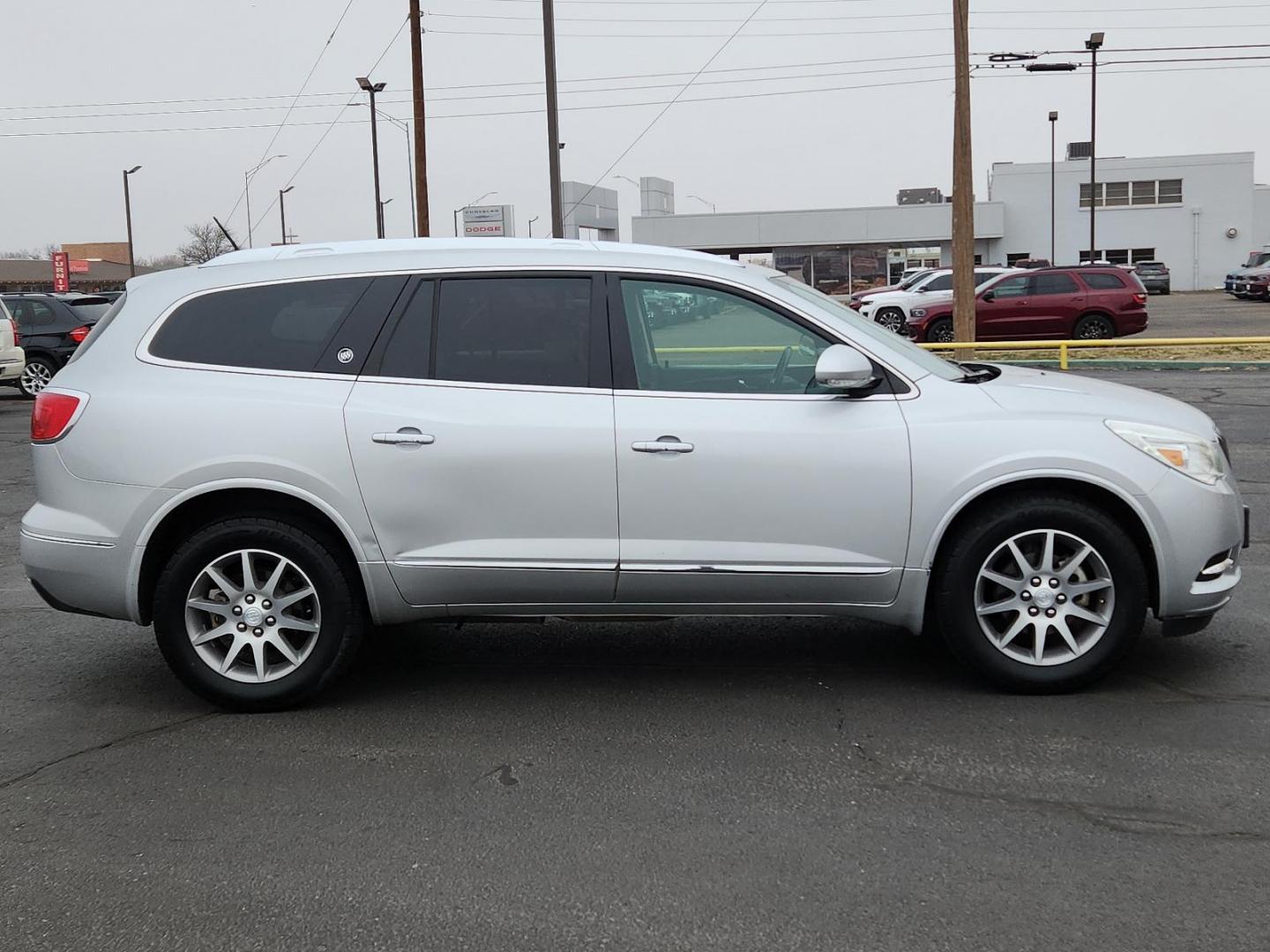 2017 SILVER Buick Enclave Leather (5GAKRBKD2HJ) with an ENGINE, 3.6L VARIABLE VALVE TIMING V6 WITH SIDI (SPARK IGNITION DIRECT INJECTION), DOHC engine, located at 4711 Ave Q, Lubbock, TX, 79412, (806) 687-2362, 33.551304, -101.855293 - Photo#4