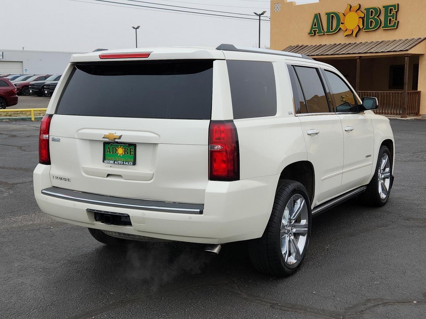 2015 WHITE Chevrolet Tahoe LTZ (1GNSCCKCXFR) with an ENGINE, 5.3L ECOTEC3 V8 WITH ACTIVE FUEL MANAGEMENT, DIRECT INJECTION AND VARIABLE VALVE TIMING engine, located at 4711 Ave Q, Lubbock, TX, 79412, (806) 687-2362, 33.551304, -101.855293 - Photo#3