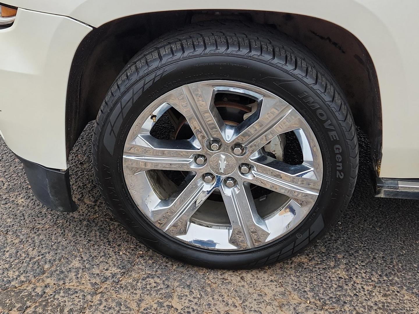 2015 WHITE Chevrolet Tahoe LTZ (1GNSCCKCXFR) with an ENGINE, 5.3L ECOTEC3 V8 WITH ACTIVE FUEL MANAGEMENT, DIRECT INJECTION AND VARIABLE VALVE TIMING engine, located at 4711 Ave Q, Lubbock, TX, 79412, (806) 687-2362, 33.551304, -101.855293 - Photo#6