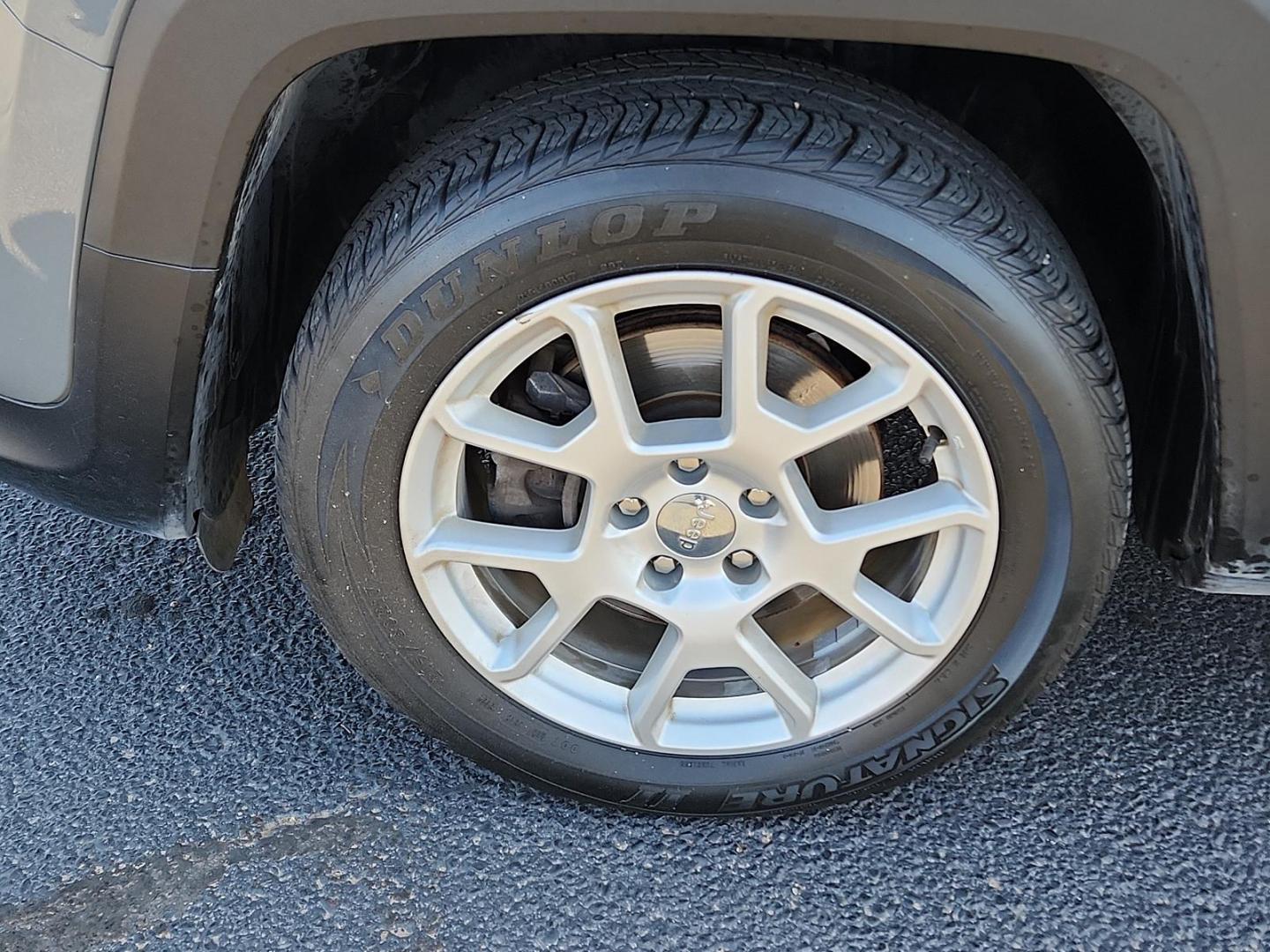 2019 GRAY Jeep Renegade Latitude (ZACNJABB0KP) with an ENGINE: 2.4L I4 ZERO EVAP M-AIR engine, located at 4711 Ave Q, Lubbock, TX, 79412, (806) 687-2362, 33.551304, -101.855293 - Photo#6