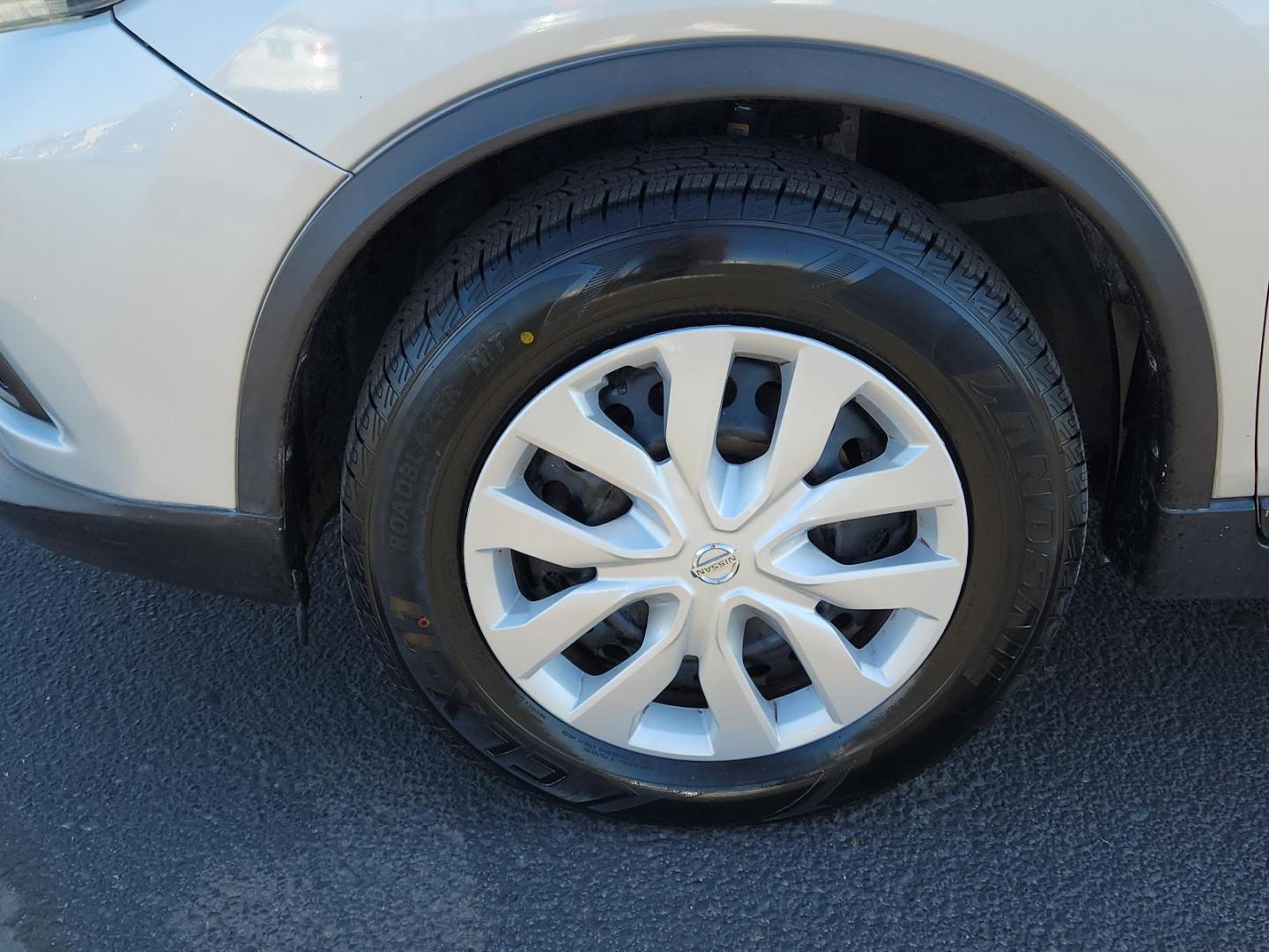 2016 SILVER Nissan Rogue S (5N1AT2MT5GC) with an Engine: 2.5L DOHC 16-Valve I4 -inc: ECO mode engine, located at 4711 Ave Q, Lubbock, TX, 79412, (806) 687-2362, 33.551304, -101.855293 - Photo#6