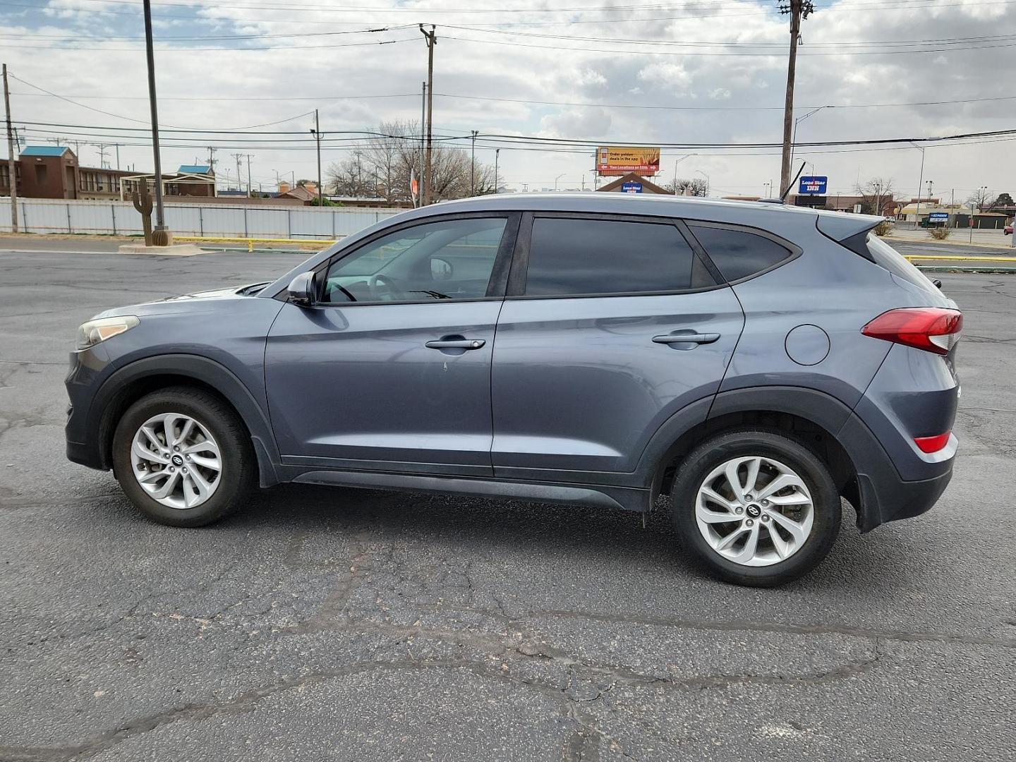 2017 Coliseum Gray Hyundai Tucson SE (KM8J23A44HU) with an Engine: 2.0L DOHC 16V I4 w/CVVT MPI engine, located at 4711 Ave Q, Lubbock, TX, 79412, (806) 687-2362, 33.551304, -101.855293 - Photo#1