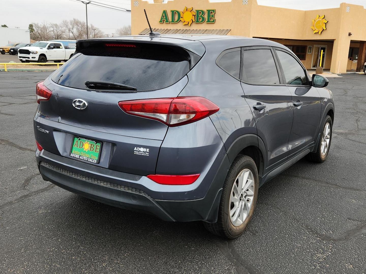 2017 Coliseum Gray Hyundai Tucson SE (KM8J23A44HU) with an Engine: 2.0L DOHC 16V I4 w/CVVT MPI engine, located at 4711 Ave Q, Lubbock, TX, 79412, (806) 687-2362, 33.551304, -101.855293 - Photo#3