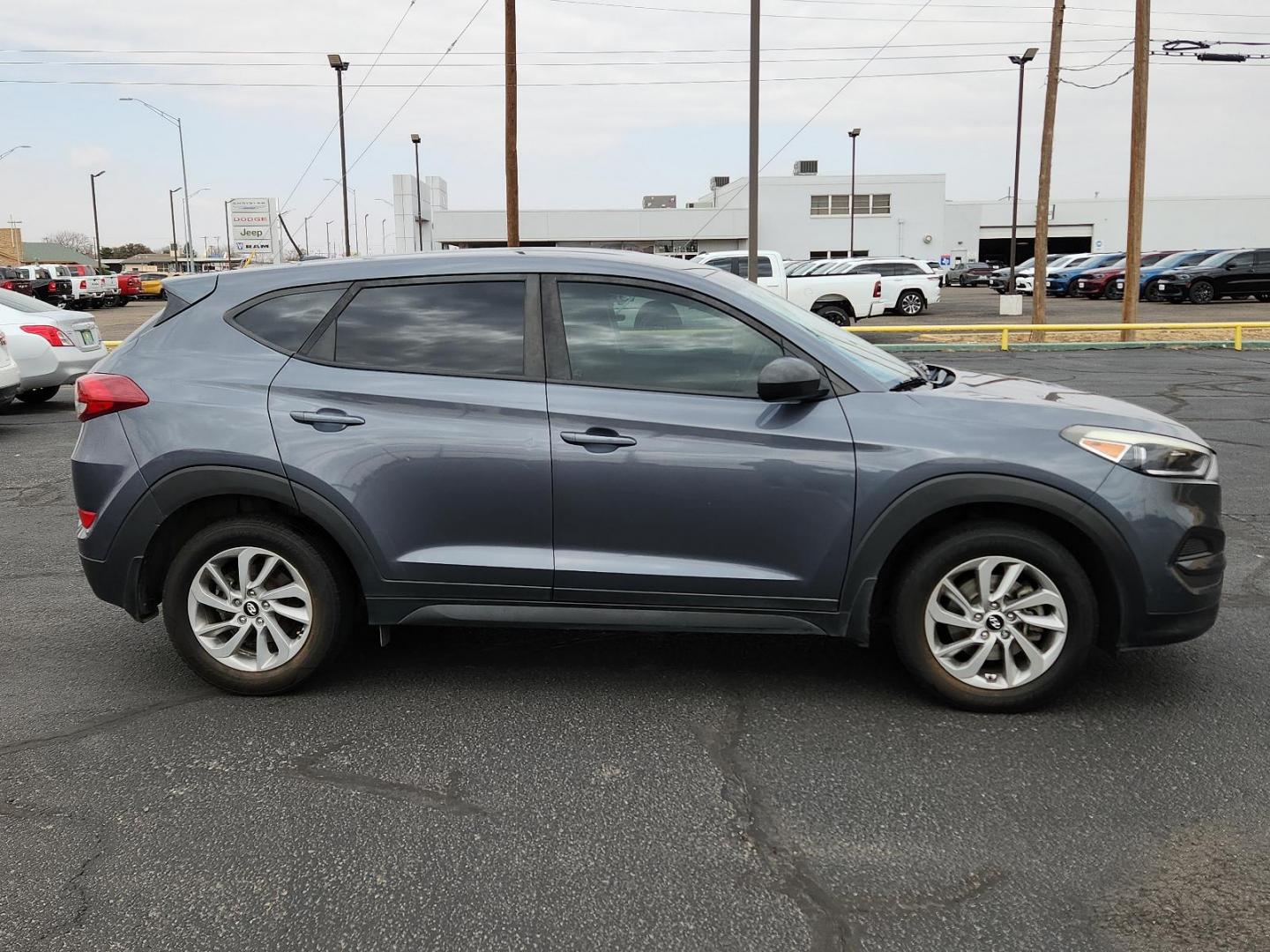 2017 Coliseum Gray Hyundai Tucson SE (KM8J23A44HU) with an Engine: 2.0L DOHC 16V I4 w/CVVT MPI engine, located at 4711 Ave Q, Lubbock, TX, 79412, (806) 687-2362, 33.551304, -101.855293 - Photo#4