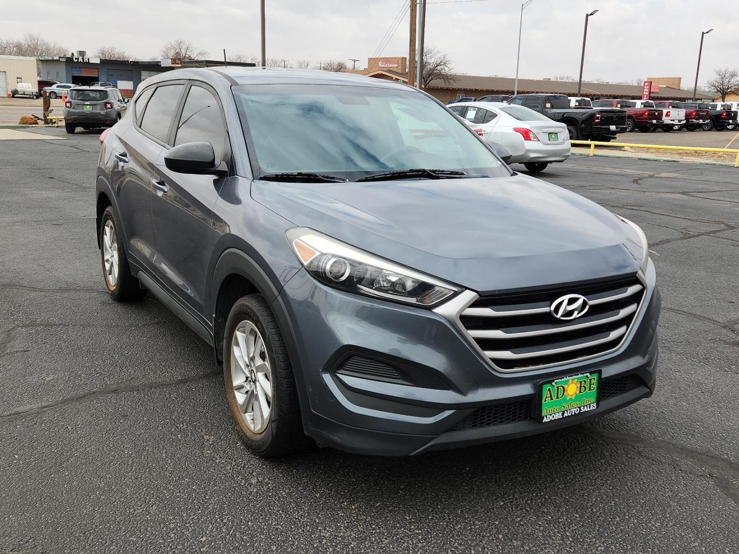 2017 Coliseum Gray Hyundai Tucson SE (KM8J23A44HU) with an Engine: 2.0L DOHC 16V I4 w/CVVT MPI engine, located at 4711 Ave Q, Lubbock, TX, 79412, (806) 687-2362, 33.551304, -101.855293 - Photo#5