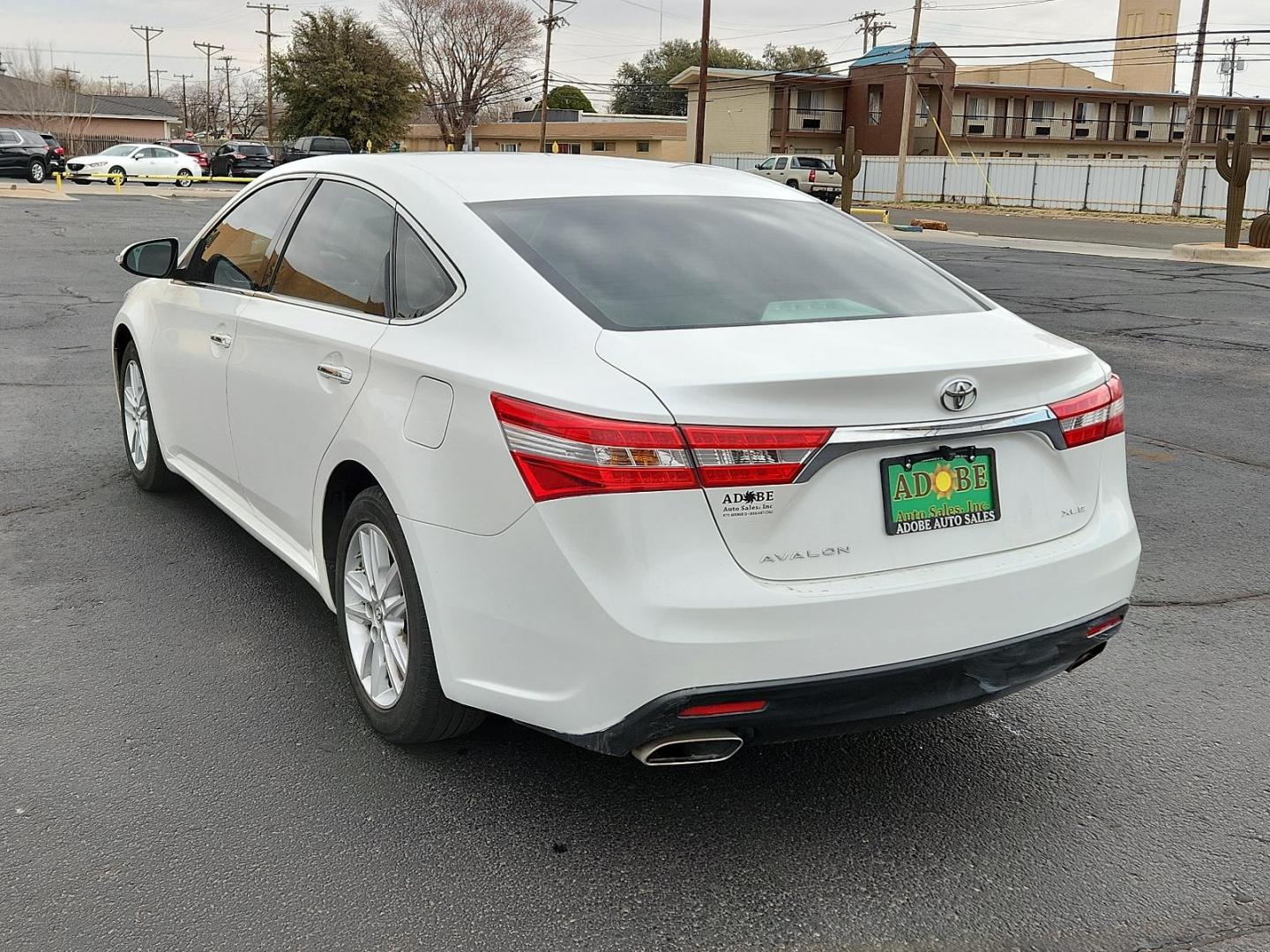 2013 Blizzard Pearl Toyota Avalon XLE (4T1BK1EB8DU) with an 3.5L DOHC EFI 24-valve V6 engine engine, located at 4711 Ave Q, Lubbock, TX, 79412, (806) 687-2362, 33.551304, -101.855293 - Photo#2